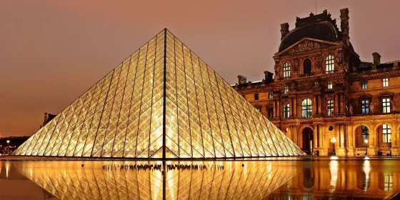 Le Louvre de Paris de nuit