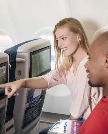 Couple qui regarde l'écran de l'avion